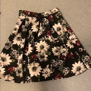 SOLD>Hollister floral skirt #neverworn#